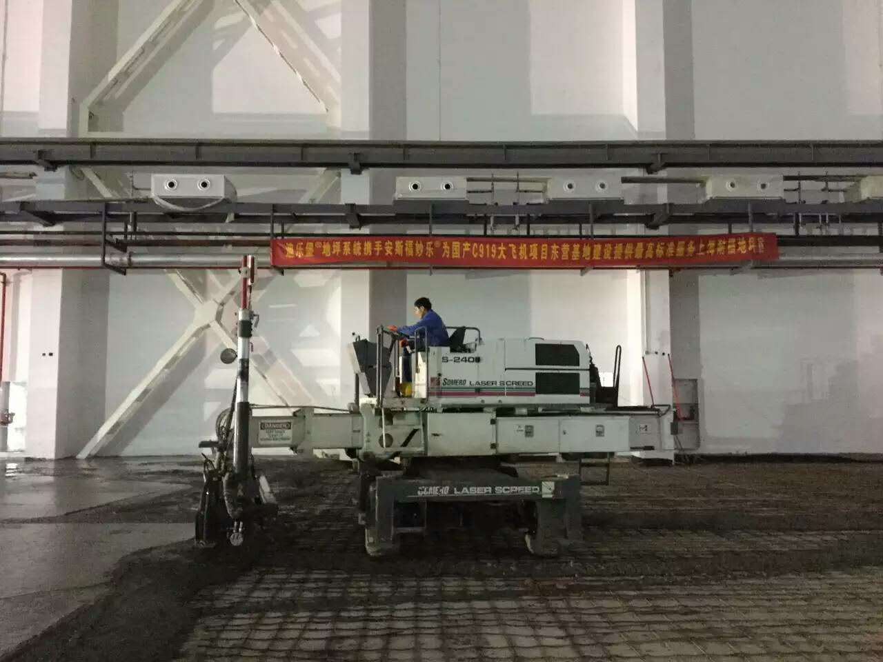 美國神龍大型激光攤鋪機攤鋪作業